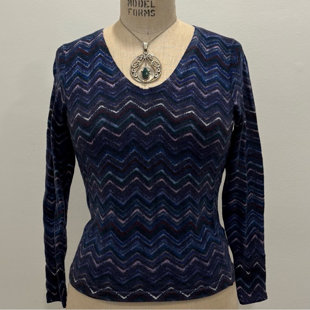 Chevron Patterned V-Neck Sweater - Picture 2 of 4